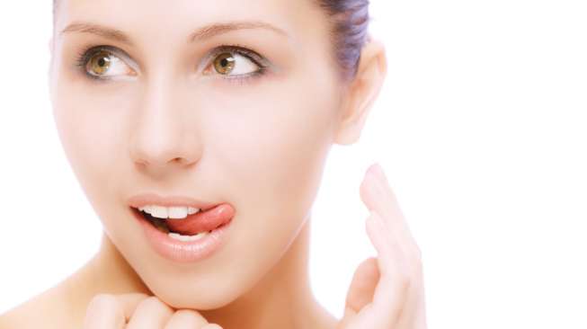 Ilustrasi menjilat bibir. (sumber: Shutterstock)
