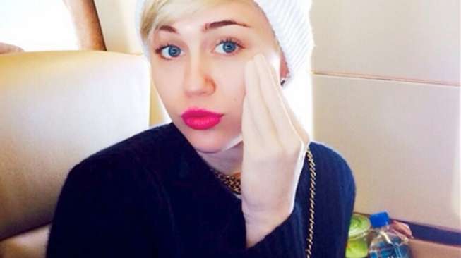 Miley Cyrus Elus Wajah dengan Sex Toys