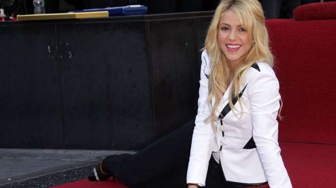 Shakira dan Bra Bertabur Permata   