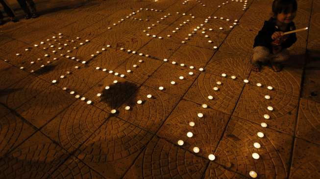 Doa untuk penumpang pesawat Malaysia Airlines MH 370 dalam penerbangan dari Kuala Lumpur menuju Beijing, di Kuala Lumpur, Malaysia, Senin (10/3). [Reuters/Edgar Su]