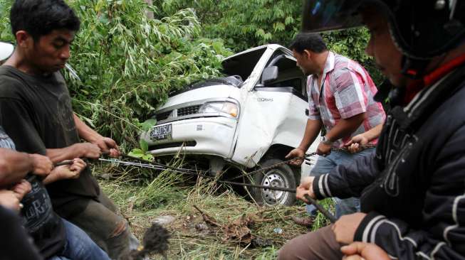 Mobil Pikap Tabrak Truk, 6 Orang Tewas