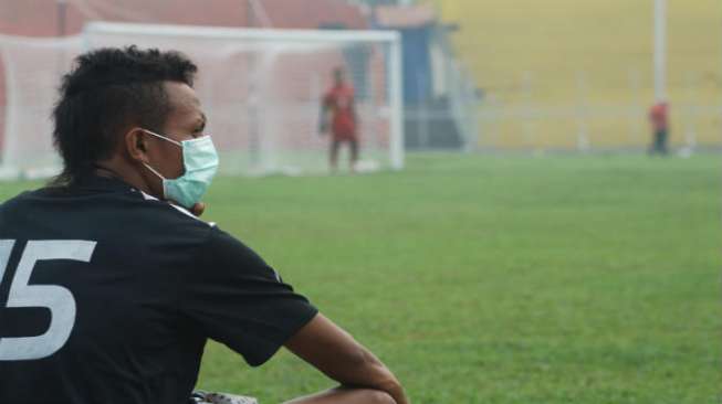 Pemain Semen Padang Pakai Masker Saat Latihan 