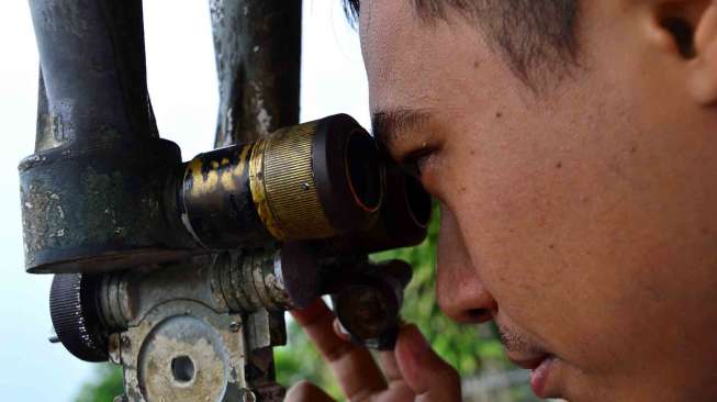 Petugas memantau Gunung Slamet menggunakan alat seismograf di Pos Pengamatan Gunung Slamet, Desa Gambuhan, Kabupaten Pemalang, Jateng, Selasa (11/3). [Antara/Oky Lukmansyah]