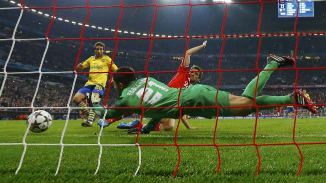 Bayern Munich lolos ke perempat final Liga Champions usai menahan imbang Arsenal 1-1 di Allianz Arena, Rabu (12/3). Bayern menang dengan agregat 3-1. [Reuters/Kai Pfaffenbach]