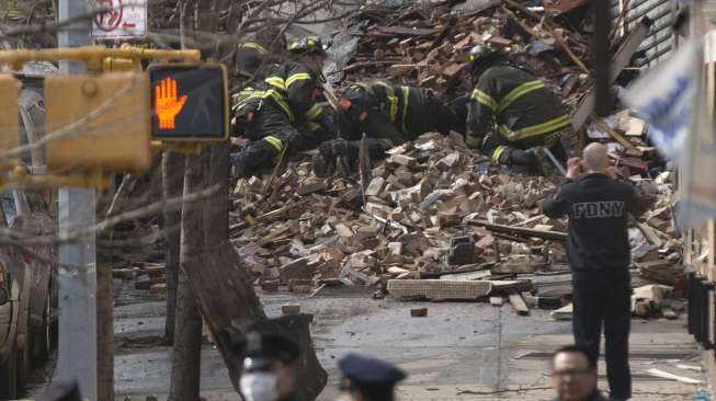 Petugas pemadam kebakaran mencari korban dalam ledakan di New York, Rabu (12/3) [Reuters/Brendan McDermid].