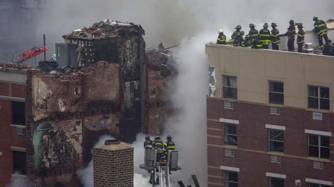 Pemadam kebakaran sedang memantau gedung yang meledak di New York (Reuters/Eric Thayer).