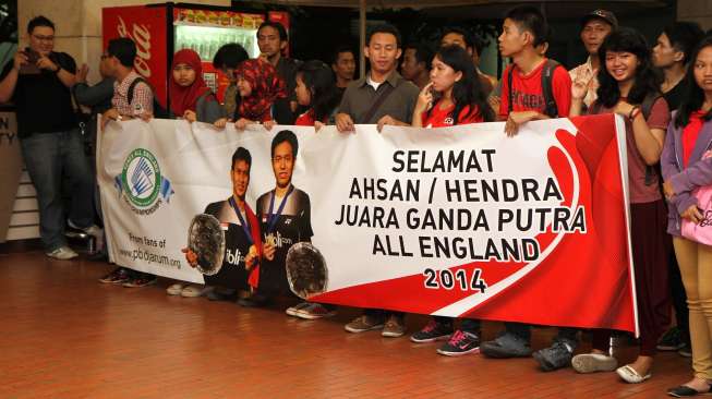 Pendukung para juara All England 2014 dengan spanduk penyambutan. (Humas PBSI)