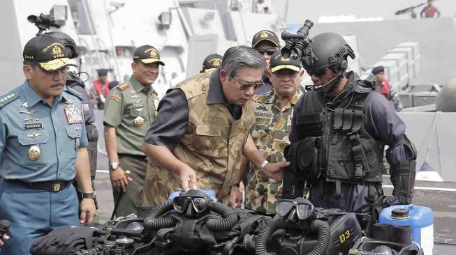 Presiden SBY meninjau gelar alutsista TNI AL di Markas Komando Armada Republik Indonesia Kawasan Timur, di Surabaya, Jatim, Rabu (12/3). [Rumgapres/Abror]