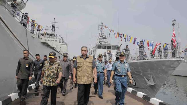 Presiden SBY meninjau gelar alutsista TNI AL di Markas Komando Armada Republik Indonesia Kawasan Timur, di Surabaya, Jatim, Rabu (12/3). [Rumgapres/Abror]