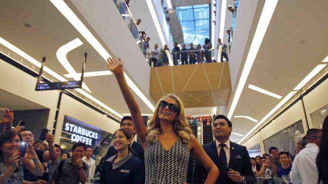 Paris Hilton mengunjungi Century City Mall di Makati, Manila, Rabu (12/3). [Reuters/Romeo Ranoco] 