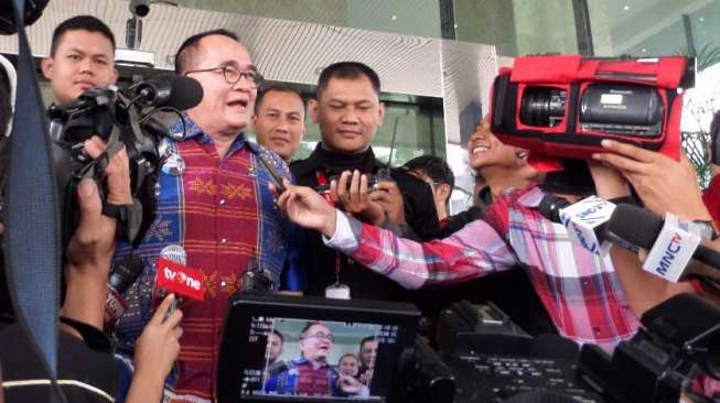 Anggota Komisi III DPR RI dari Fraksi Demokrat, Ruhut Sitompul, diperiksa penyidik KPK selama sekitar tiga jam, di Jakarta, Rabu (12/3). [suara.com/Bowo Raharjo]