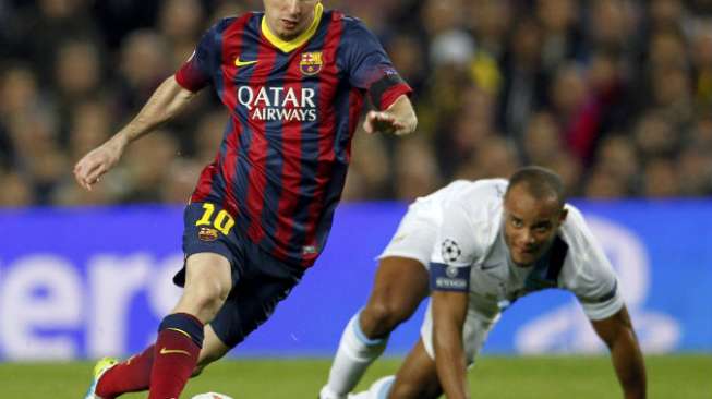 Kapten City Vincent Kompany gagal menghentikan laju Messi[Reuters/Albert Gea]