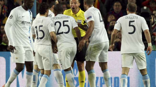 Pemain Manchester City protes pengusiran Zabaleta [Reuters/Gustau Nacarino]