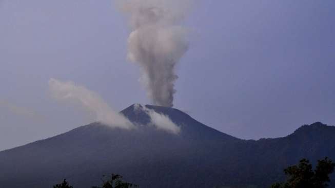 Gunung Slamet menyemburkan material abu vulkanik saat terjadi letusan terlihat dari Pos Pengamatan Gunung Api Slamet, Desa Gambuhan, Pemalang, Jateng, Kamis (13/3). [Antara/Oky Lukmansyah]