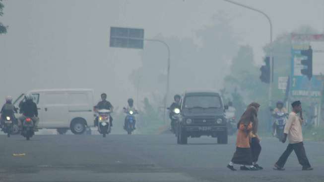 Kabut asap dampak dari kebakaran lahan dan hutan di propinsi Riau semakin pekat menyelimuti kota Padang, Sumbar, Kamis (13/3). [Antara/Iggoy el Fitra]