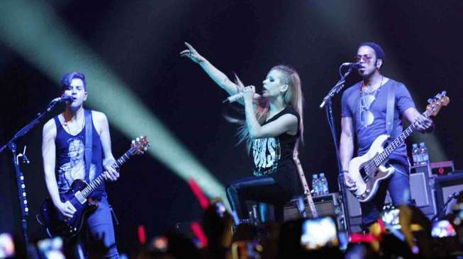 Konser Avril Lavigne di Istora Senayan Jakarta, Rabu (12/3). [suara.com/Adrian Mahakam]