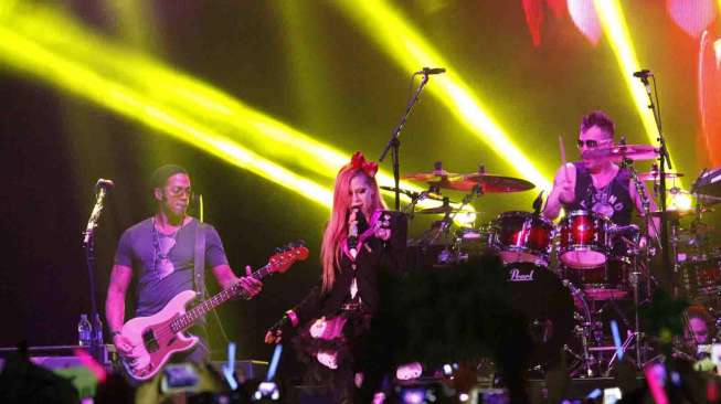 Konser Avril Lavigne di Istora Senayan Jakarta, Rabu (12/3). [suara.com/Adrian Mahakam]