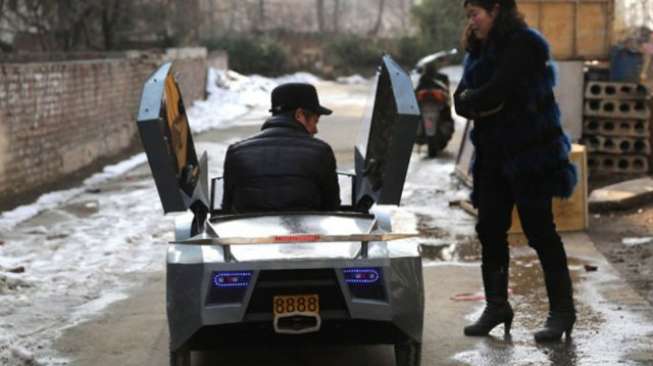 Seorang Kakek di Cina Hadiahi Cucunya "Lamborghini Mini"