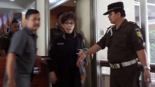 Petugas dari Kejaksaan Agung, Kejaksaan Tinggi DKI Jakarta, dan Kejaksaan Negeri Jakarta Pusat menangkap terpidana bekas bos TVRI Sumita Tobing di kantor pusat JakTV, SCBD, Jakarta, Kamis (13/3). [suara.com/Bagus Santosa] 