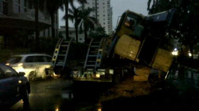 Excavator Nyaris Terguling, Boulevard Kelapa Gading Macet Total