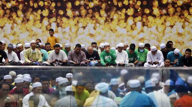 Shalat untuk para penumpang pesawat Malaysia Airlines MH370 yang hilang, di Bandara Internasional Kuala Lumpur, Sepang (13/3). [Reuters/Edgar Su]