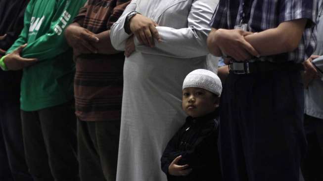 Shalat untuk para penumpang pesawat Malaysia Airlines MH370 yang hilang, di Bandara Internasional Kuala Lumpur, Sepang (13/3). [Reuters/Edgar Su]