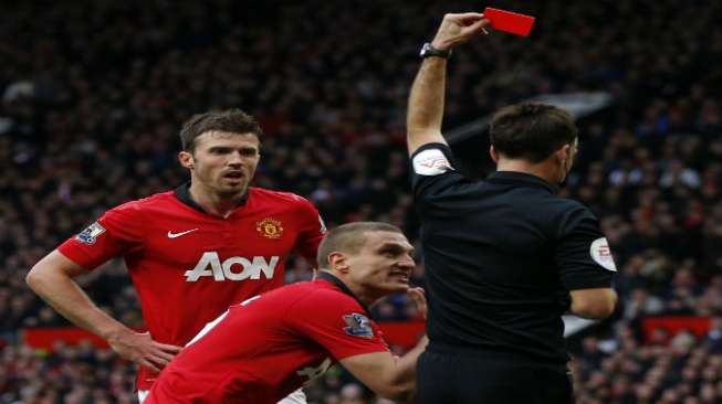 Wasit memberikan kartu merah kepada Vidic [Reuters/Phil Noble]