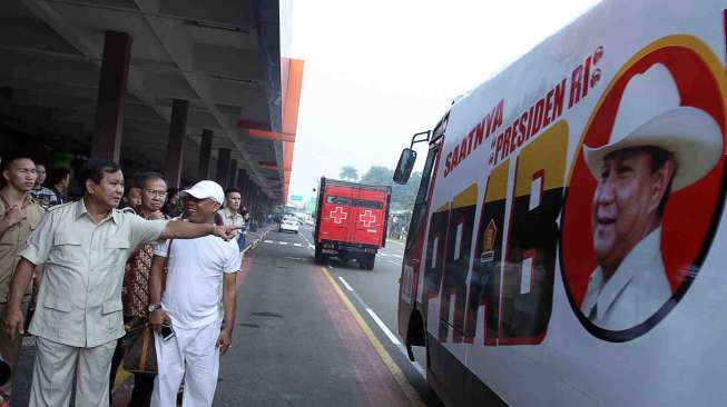 Capres dari Partai Gerindra Prabowo Subianto memberangkatkan 20 kendaraan Kesehatan Relawan Prabowo di Halim Perdanakusuma, Jaktim, Minggu (16/3). [Antara/Muhammad Adimaja]