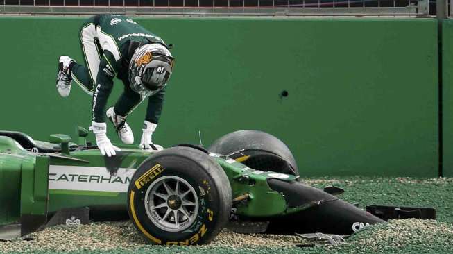 Pembalap Fomula Satu Kamui Kobayashi asal Jepang bertabrakan dengan pembalap Felipe Massa asal Brazil di Australian F1 Grand Prix di Sirkuit  Albert Park, Melbourne, Minggu (16/3). [Reuters/Jason Reed]