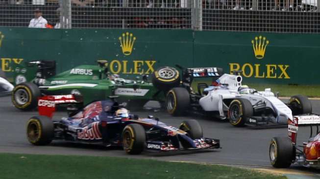 Pembalap Fomula Satu Kamui Kobayashi asal Jepang bertabrakan dengan pembalap Felipe Massa asal Brazil di Australian F1 Grand Prix di Sirkuit  Albert Park, Melbourne, Minggu (16/3). [Reuters/Jason Reed]