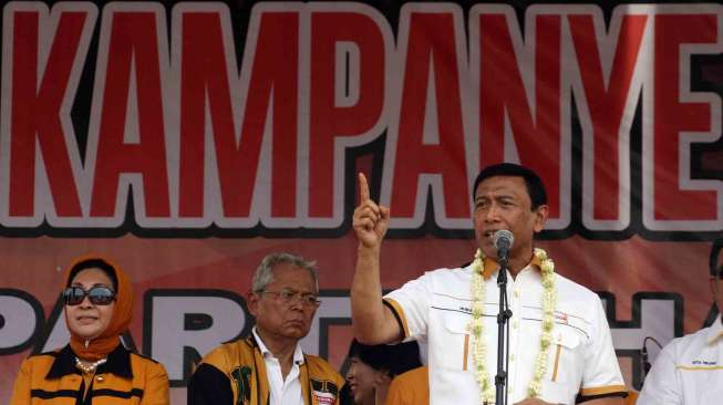 Ketua Umum dan Capres Partai Hanura Wiranto menyampaikan orasi politik di depan ribuan kader Partai Hanura saat kampanye akbar di Lapangan Srengat, Blitar, Jawa Timur, Minggu (16/3). [ Antara/Rudi Mulya]