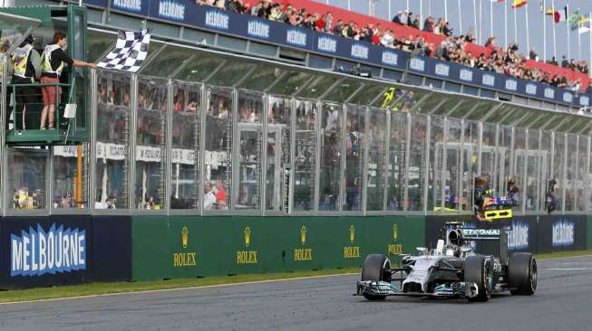 Pembalap F1 Nico Rosberg asal Jerman memasuki garis finish di F1 GP Australia, di Sirkuit Albert Park, Melbourne, Minggu (16/3). [  Reuters/Brandon Malone] 