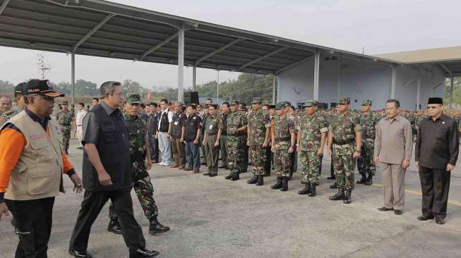 Presiden SBY saat apel pagi satgas penanganan bencana asap, di Pangkalan TNI-AU Roesmin Nurjadin, Pekanbaru, Senin (17/3). [Rumgapres/Abror]