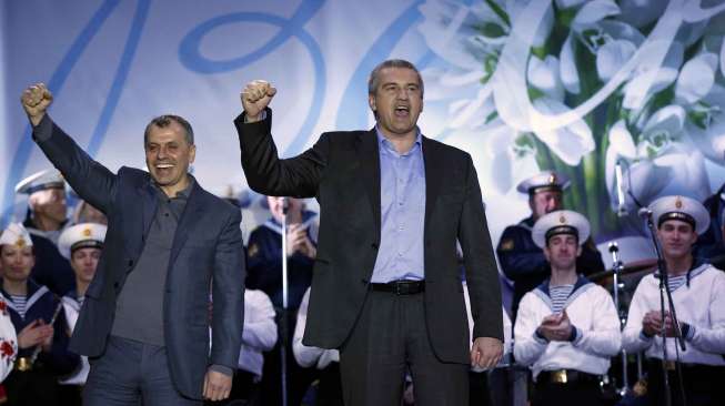 Perdana Menteri Krimea Sergei Aksyonov (tengah) saat diumumkan hasil pemungutan suara dalam referendum Krimea, di Lenin Square, Simferopol, Minggu (16/3). [Reuters/David Mdzinarishvili]