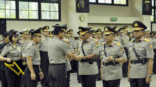 Upacara Serah terima jabatan Kapolda Metro Jaya di Gedung Rupatama Markas Besar Kepolisian RI Jakarta, Selasa (18/3). Irjen. Pol. DRS. Dwi Prayitno menggantikan Irjen. Pol. DRS. Putut Bayu Seno selaku Kapolda Metro Jaya. [suara.com/Adrian Mahakam]