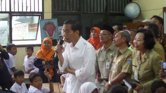 Jokowi Cium Siswa "Down Syndrom" dan Lumpuh di SMPN 223 Jakarta 