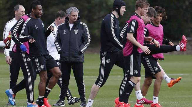  Jose Mourinho (tengah) saat sesi latihan di Cobham, Inggris, Senin (17/3). [Reuters/Suzanne Plunkett]