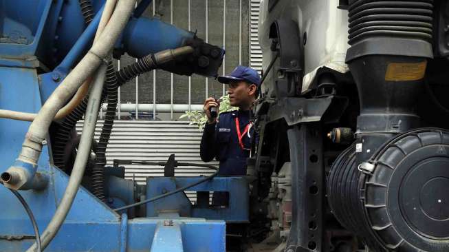Barang bukti 8 truk molen yang disita KPK dari perusahaan milik Wawan, PT Jaya Beton Pragama, di gedung KPK, Jakarta, Rabu (19/3). [suara.com/Bernard Chaniago] 