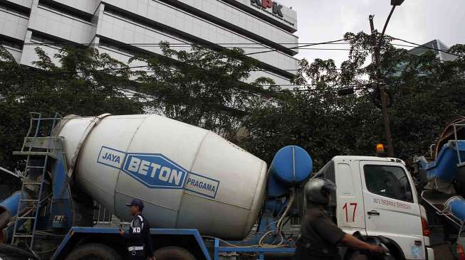 Barang bukti 8 truk molen yang disita KPK dari perusahaan milik Wawan, PT Jaya Beton Pragama, di gedung KPK, Jakarta, Rabu (19/3). [suara.com/Bernard Chaniago] 