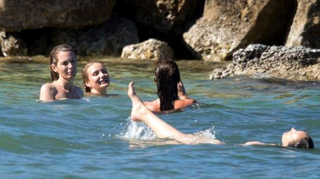 Bersama Tiga Teman, Cameron Diaz Berenang "Topless" di Laut