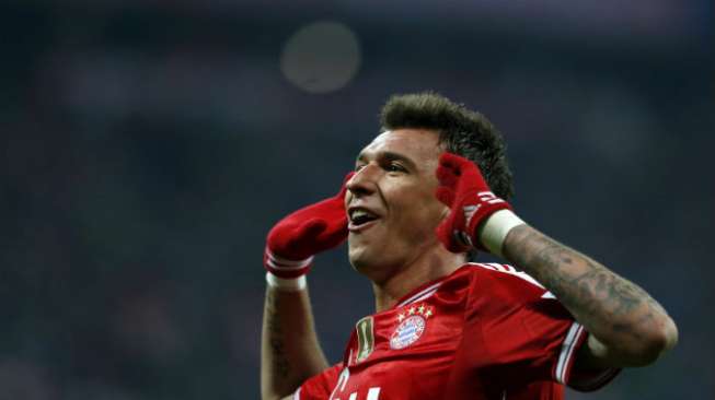 Striker Bayern Munchen Mario Mandzukic rayakan gol ke gawang lawan [Reuters/Michaela Rehle]