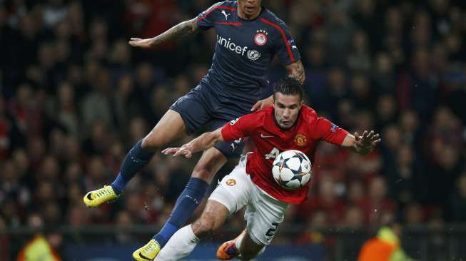 Pelanggaran atas Robin van Persie berujung penalti yang membuahkan gol pertama untuk Manchester United pada laga leg ke dua babak 16 besar Liga Champions kontra Olympiakos di Old Trafford [19/3]. [Reuters/Phil Noble]