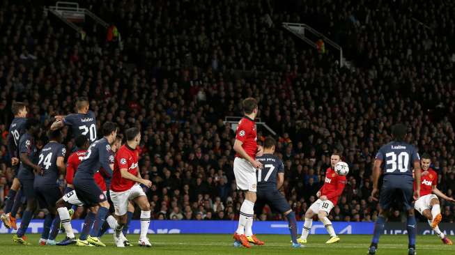 Gol ke tiga Robin van Persie bagi Manchester United pada laga leg ke dua babak 16 besar Liga Champions kontra Olympiakos di Old Trafford [19/3]. [Reuters/Phil Noble]