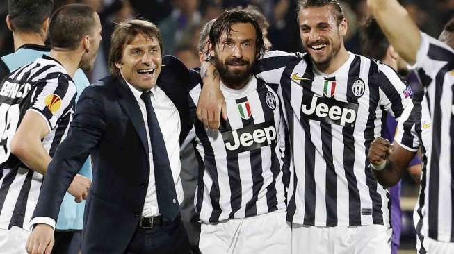 Pelatih Juventus Antonio Conte (kiri), Andrea Pirlo dan Daniel Pablo Osvaldo, usai mengalahkan Fiorentina dalam pertandingan Liga Eropa di Artemio Franchi Stadium, Florence, Kamis (20/3). [Reuters/Glampiero Sposito]