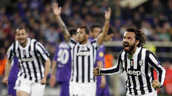 Andrea Pirlo (kanan) usai menjebol gawang Fiorentina dalam pertandingan Liga Eropa di  Artemio Franchi Stadium, Florence, Kamis (20/3). [Reuters/Glampiero Sposito]