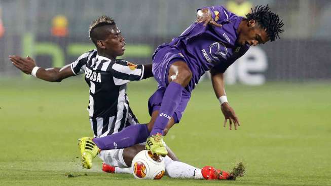 Paul Pogba (kiri) berusaha mematahkan serangan Juan Cuardrado dalam pertandingan Liga Eropa di Artemio Franchi Stadium, Florence, Kamis (20/3). [Reuters/Stefano Rellandini]