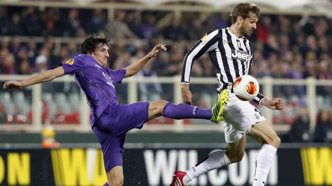 Fernando Llorente (kanan) dibayang-bayangi Stefan Savic dalam pertandingan Liga Eropa di Artemio Franchi Stadium, Florence, Kamis (20/3). [Reuters/ Stefano Rellandini] 