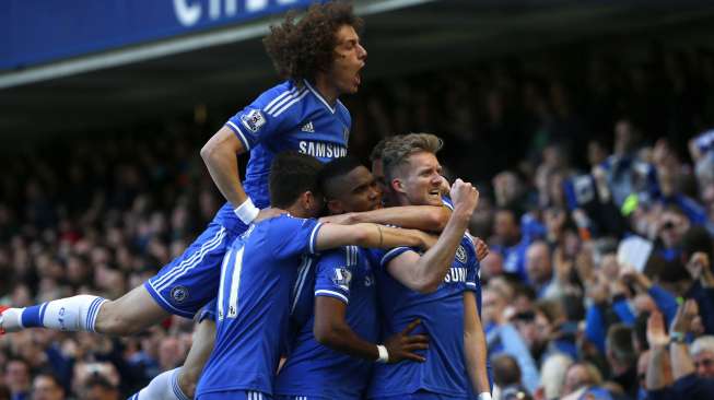 Pemain Chelsea merayakan gol Schurrle [Reuters/Eddie Keogh]