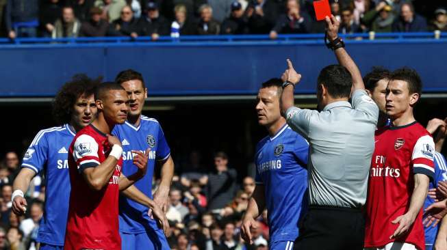 Pemain Arsenal Kieran Gibbs di kartu merah wasit [Reuters/Eddie Keogh]