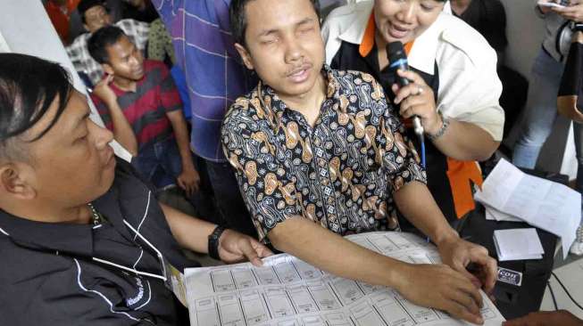 Foto: Penyandang Disabilitas Kesulitan Coblos Pemilu